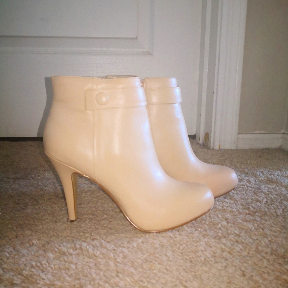 Nine West ivory leather booties